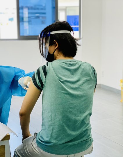 Private clinic health care worker administering a COVID-19 vaccine in Ho Chi Minh City, Vietnam. Photo: My Home clinic.
