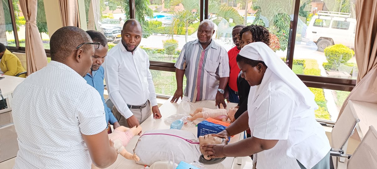 A team of lecturers from different health training institutions undergoing a practical session during the medical oxygen and respiratory care training of trainers.  Photo: PATH/Happy Banda.