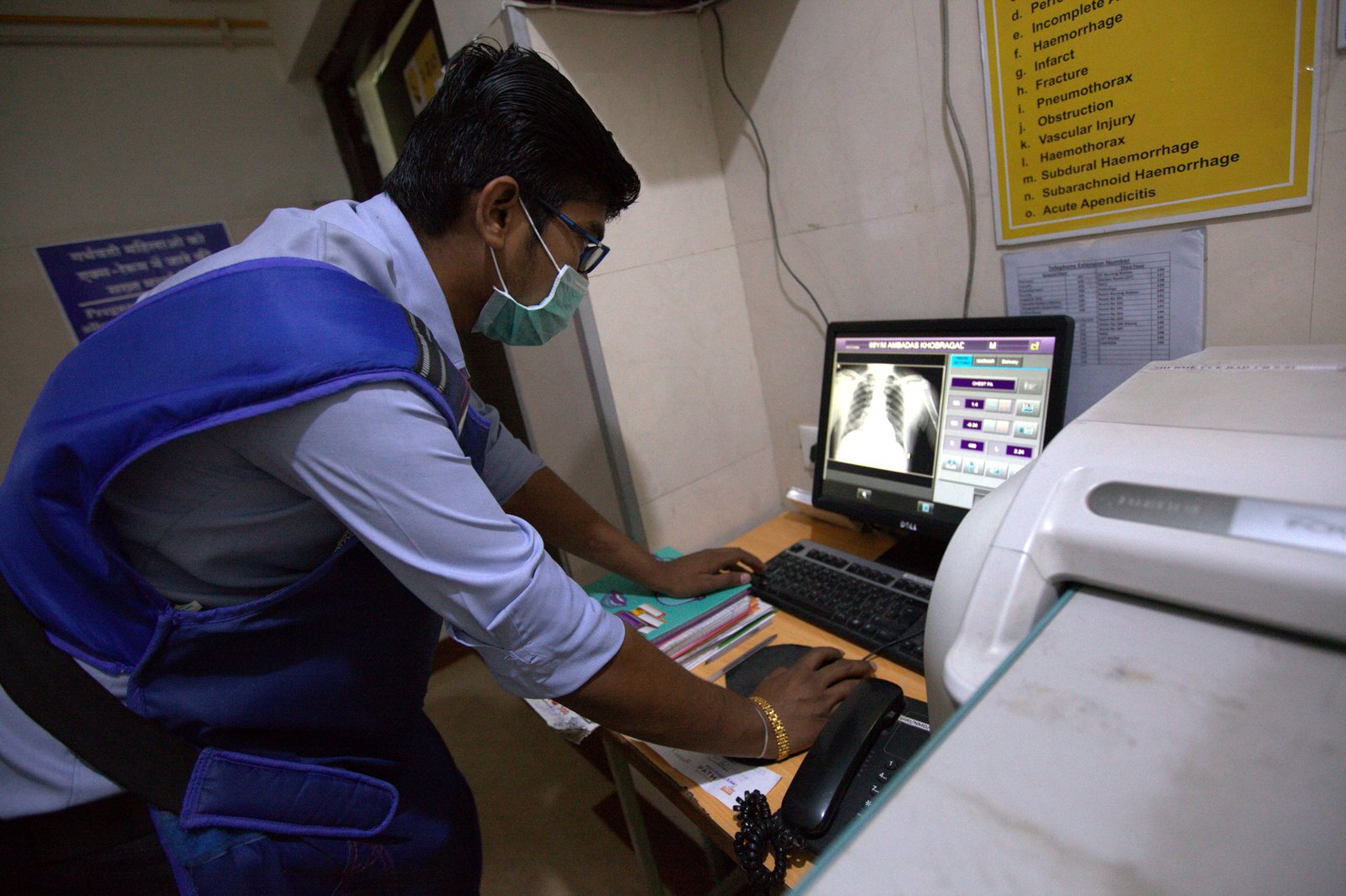 Computer-aided detection software and artificial intelligence is used to evaluate a chest X-ray. Photo: Stop TB Partnership.