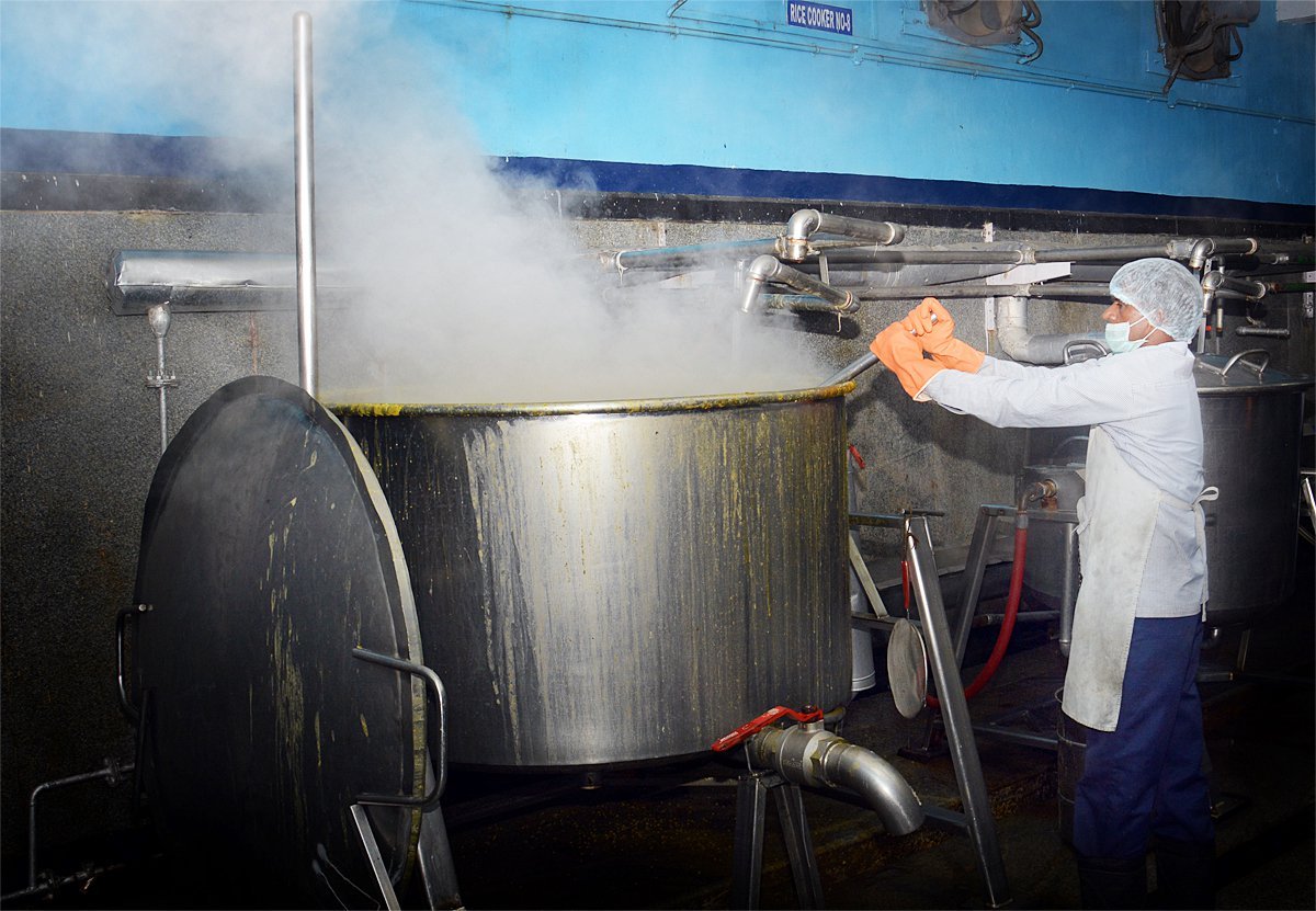 The Akshaya Patra Foundation kitchen in Mathura, Uttar Pradesh, in northern India. The organization runs the world’s largest nonprofit midday meal program.  Photo: PATH/Adarsh Minocha.