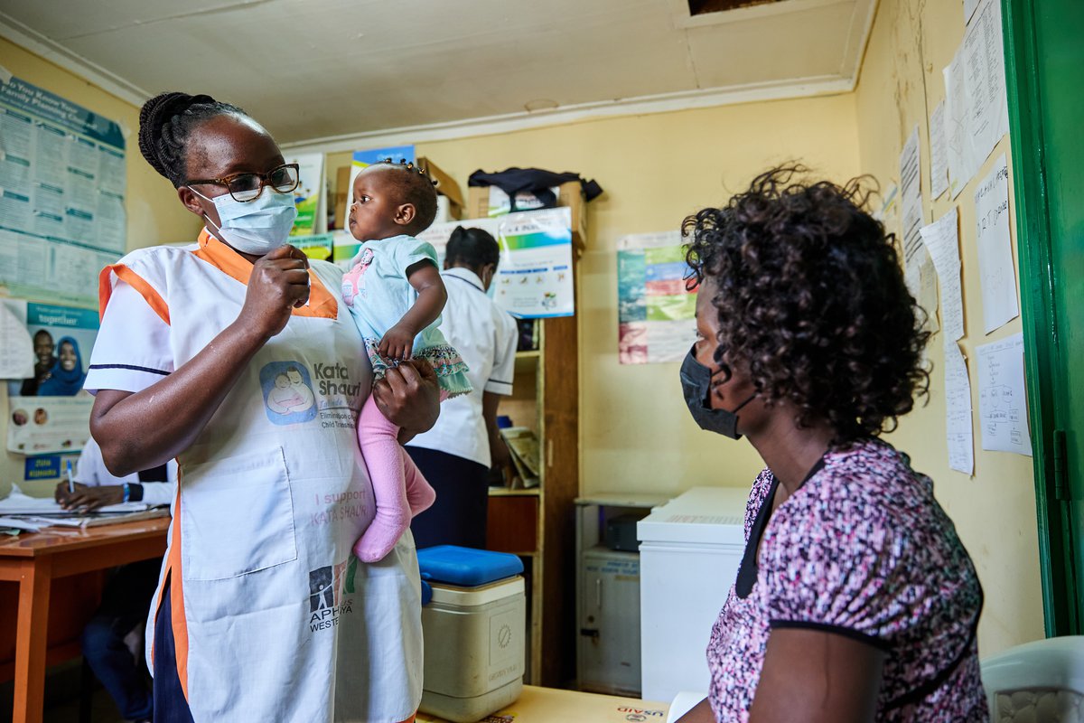 A nurse holds 7-month-old Beverly Wakasa while speaking to her mother, Sylvia Kadesa, about the malaria vaccine at the Malava County Hospital Child Welfare Clinic in Kakamega, Kenya. Photo: Gavi, the Vaccine Alliance.