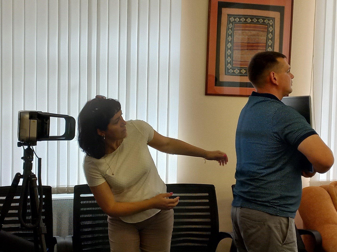 An x-ray laboratory technician is trained on the use of a portable digital x-ray unit. Photo: Valentyna Polunya/PATH.