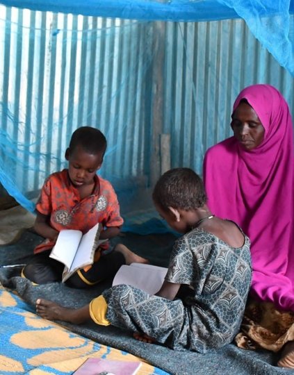 Uguso Muhumed and her children at the at the Shabeley Internally Displaced People (IDP) site in Ethiopia’s Somali region. Photo: PATH/Fethi Adem.