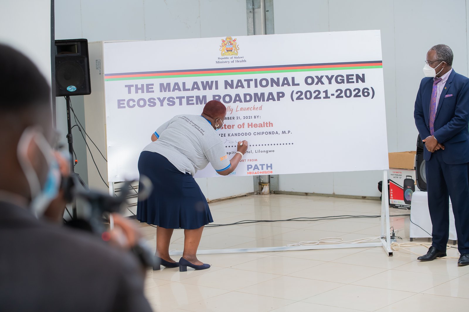 The Honorable Minister of Health of Malawi Dr. Khumbize Kandodo Chiponda, MP, ceremonially signs the Malawi National Medical Oxygen Ecosystem Roadmap at its launch event in Lilongwe, Malawi. Photo: PATH.