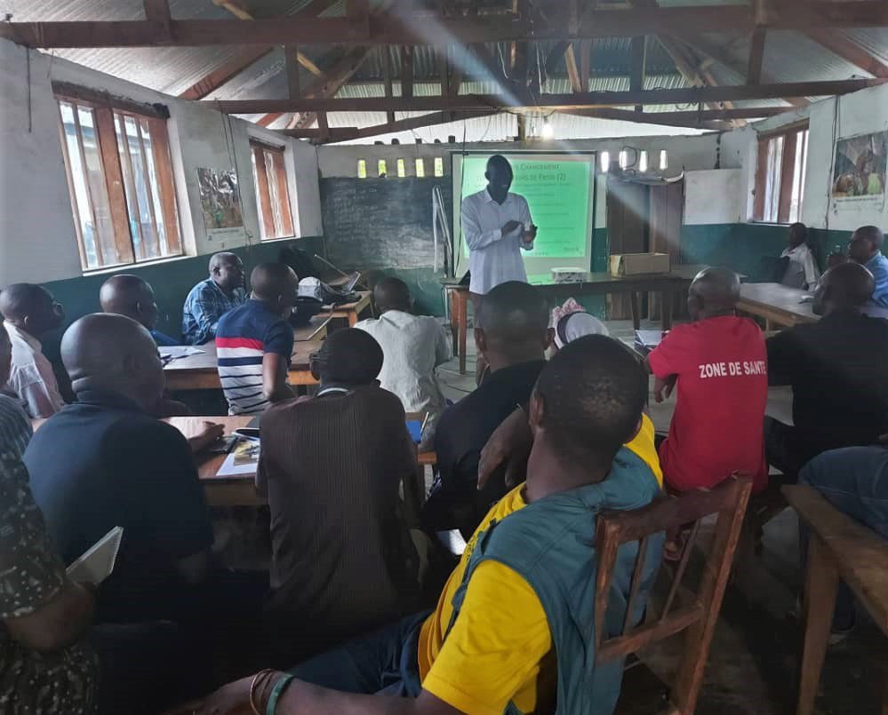 Training of the Mobile Emergency Operations Center for COVID-19 in Ifiofa village, Kwilu, DRC. The MOEC spent three weeks in the field organizing the health zone response, collecting data, and performing contact tracing. Photo: PATH/Trad Hatton
