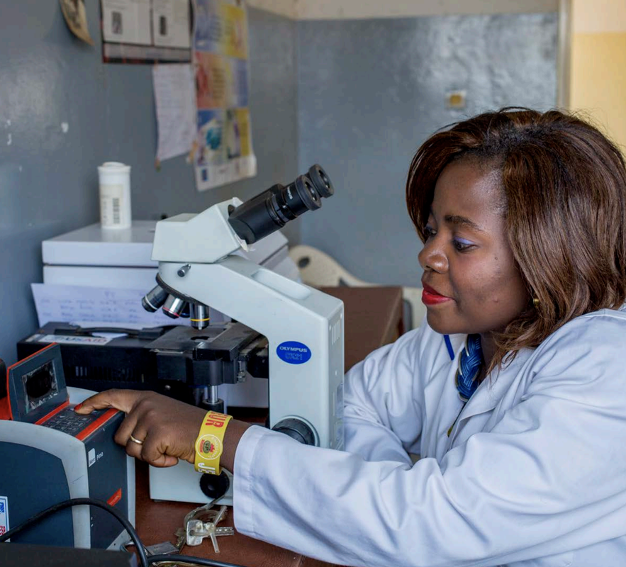 Microscope woman. Photo credit PATH/Georgina Goodwin